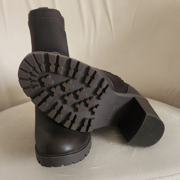 Guess women's ankle boots
Dark brown Size 8M - Picture 6 of 11